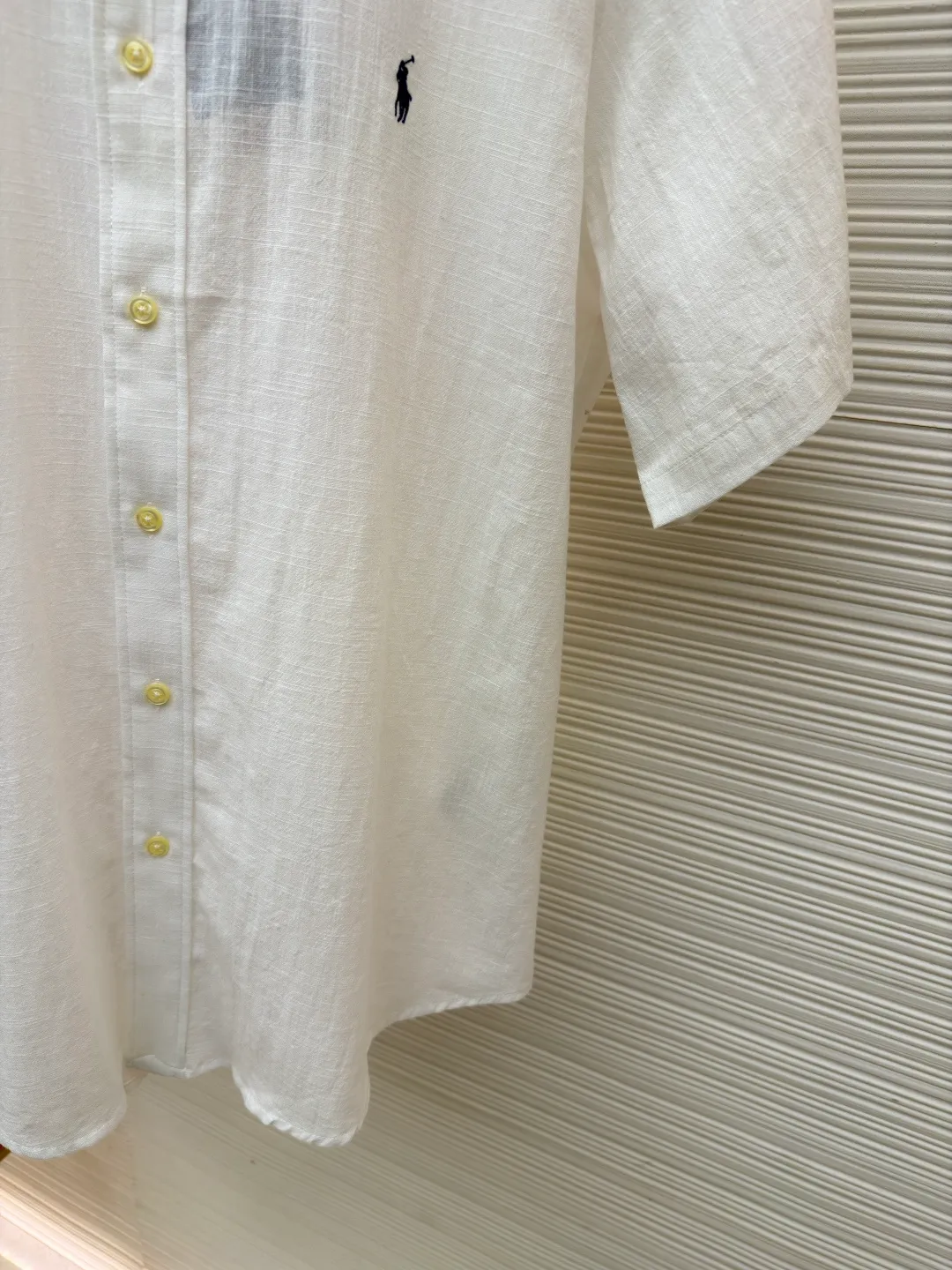 Ralph Lauren logo embroidered short-sleeved shirt ●Original version: Purchased and developed at 1590 ●Item number: 1682559-A20 ●Material: linen cotton plain fabric ●Technology: made with side-turned embedded stitching ●Color: white ●Version: Fitted version ●Weight: about 170 grams ●Size: S-M-L-XL ●Description: Selected high-quality linen cotton plain fabric has natural texture and breathability, tight and smooth Comfortable and close to the skin. Elegantly presented with a touch of deep black. The iconic red pony embroidery is like a smart musical note dancing on the black canvas. Simple but highly recognizable. The clever design of the outer I-shaped pleated split back yoke adds a sense of agility and elegance. The minimalist shape contains the soul of fashion. Imported machine embroidery technology is used. Advanced computer control systems and sophisticated mechanical components are used to achieve the iconic pony embroidery operation with high precision. The lines are smooth and delicate, using the side-turning and embedded stitching process. It is smooth and tidy. The whole fabric has been carefully washed. It has a better hand feel and texture. It is not easy to deform, shrink or fade, and maintains long-term beauty. The overall wiring is straight and delicate, the fabric is comfortable and soft, and the color is consistent without color difference. It can be matched with the same style to create a fashionable look and control various occasions. Customized accessories, complete with three standards, same style for men and women!
